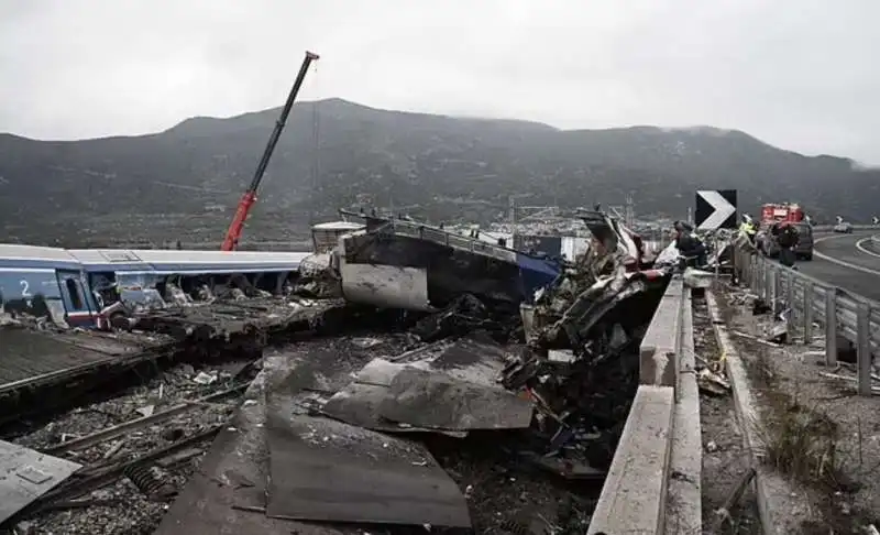 incidente tra due treni in grecia 13