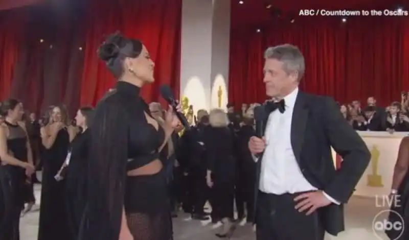 intervista di ashley graham a hugh grant agli oscar 2023 3