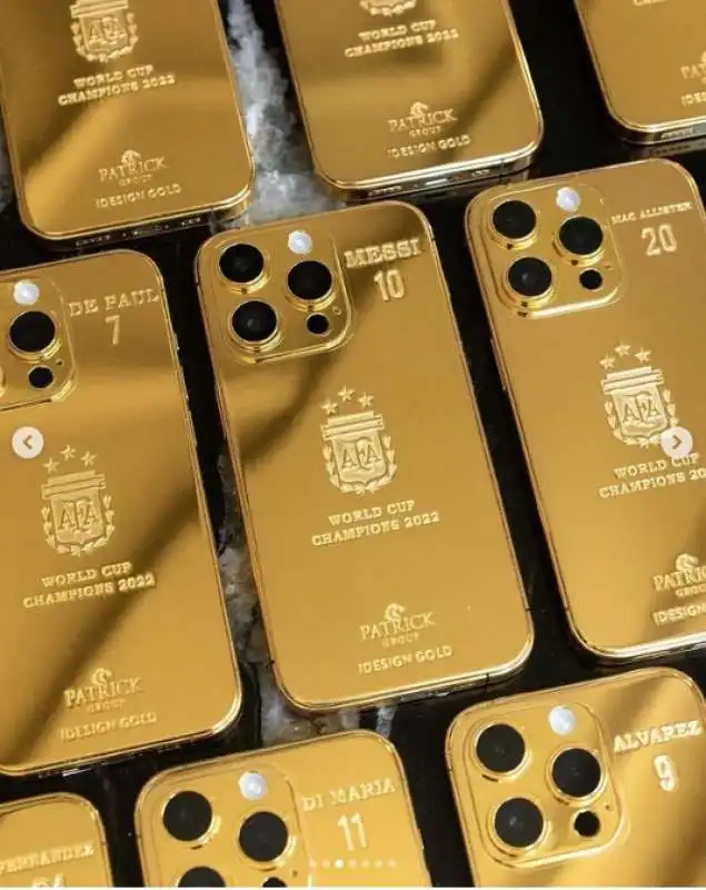 iphone placcati in oro regalati da leo messi ai giocatori della nazionale argentina 