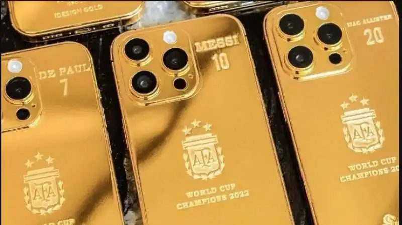 iphone placcati in oro regalati da leo messi ai giocatori della nazionale argentina 