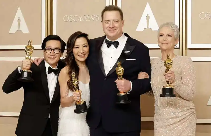 ke huy quan michelle  yeoh brendan fraser jamie lee curtis   oscar 2023 