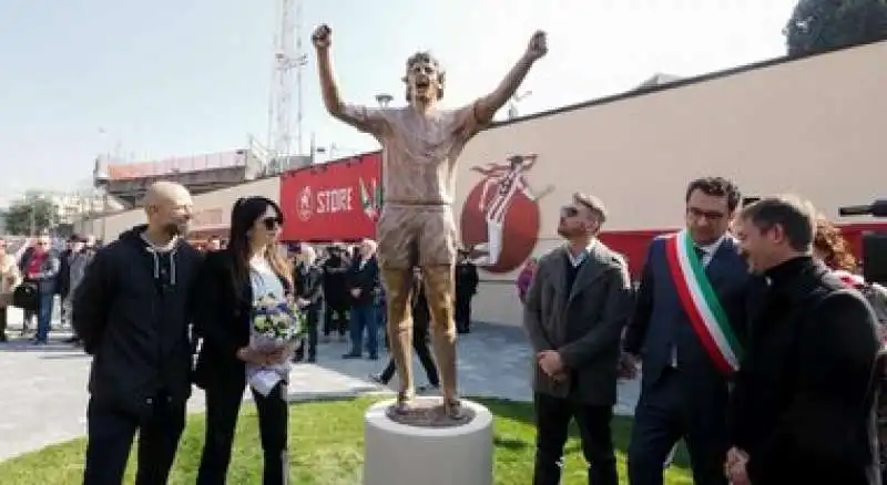 la statua di paolo rossi fatta da domenico sepe 1