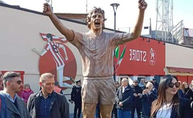 la statua di paolo rossi fatta da domenico sepe 10