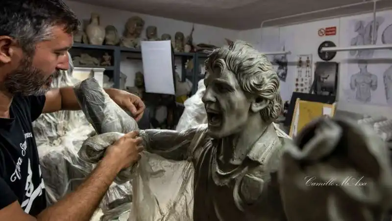 la statua di paolo rossi fatta da domenico sepe 3