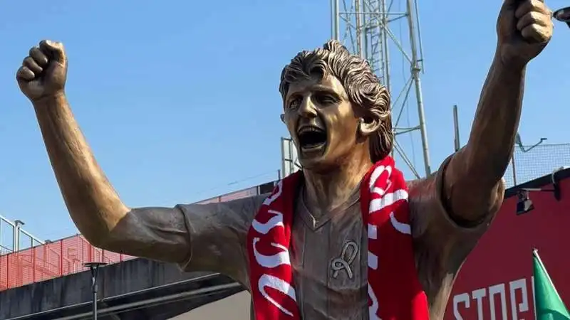 la statua di paolo rossi fatta da domenico sepe 9