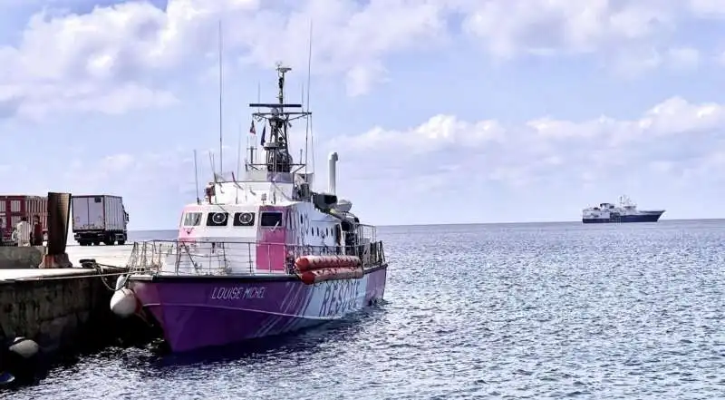 louise michel   la nave di banksy   a lampedusa 