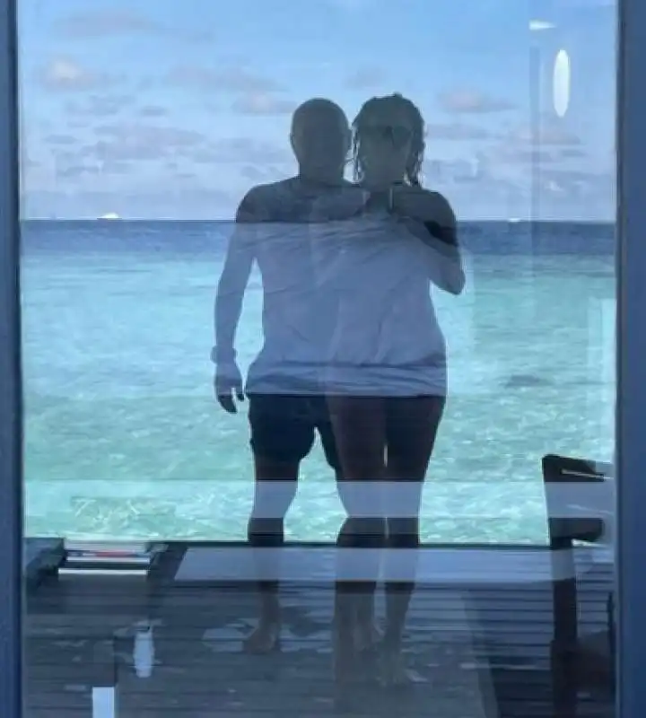 luca zingaretti e luisa ranieri alle maldive  