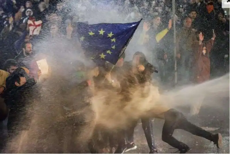 manifestazione contro la legge sugli agenti stranieri a tblisi in georgia 9