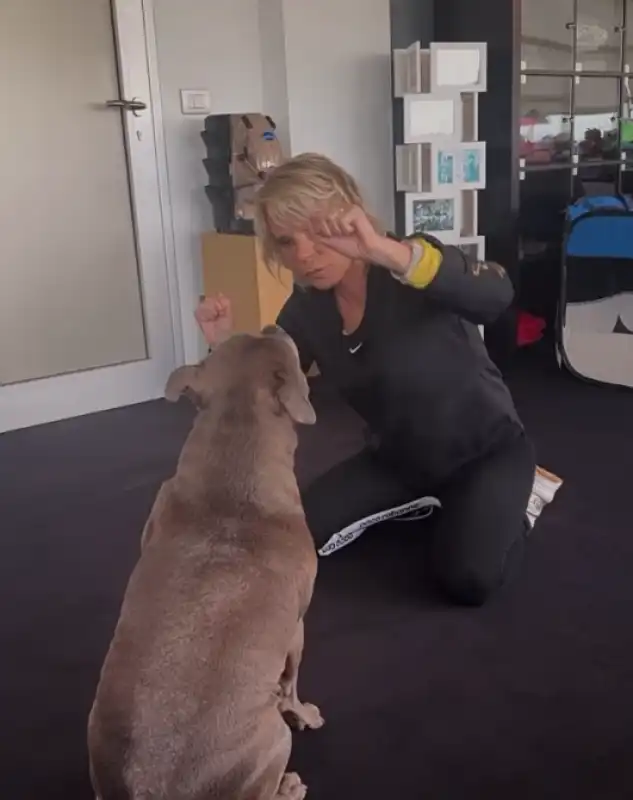 maria de filippi gioca con il cane di raffaella mennoia