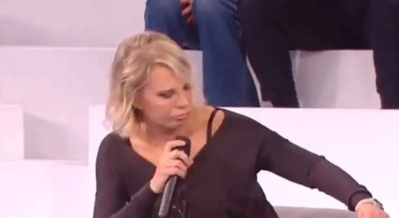 maria de filippi si commuove ad amici 1