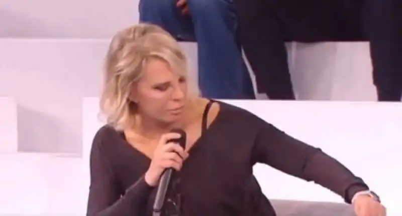 maria de filippi si commuove ad amici 13