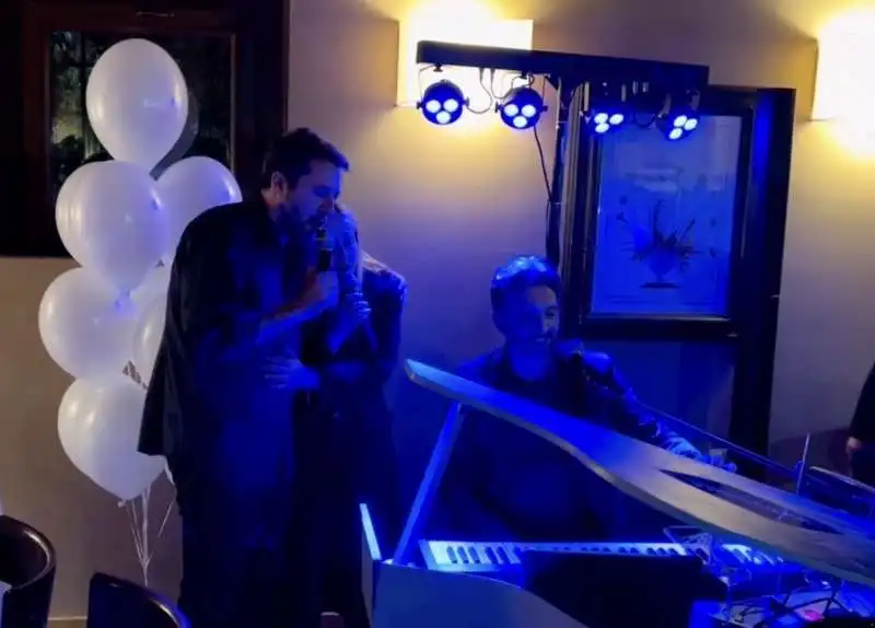 matteo salvini canta con giorgia meloni alla festa di compleanno