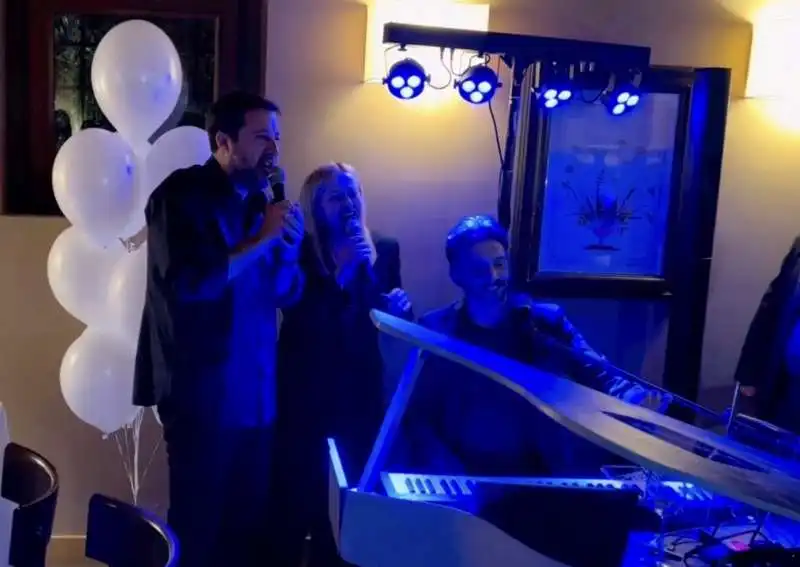 matteo salvini canta con giorgia meloni alla festa di compleanno 