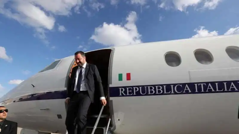 MATTEO SALVINI SCENDE DALL'AEREO DI STATO