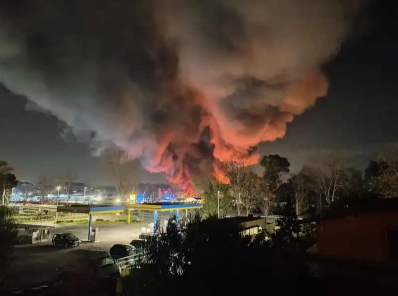 maxi incendio a roma ostiense   4