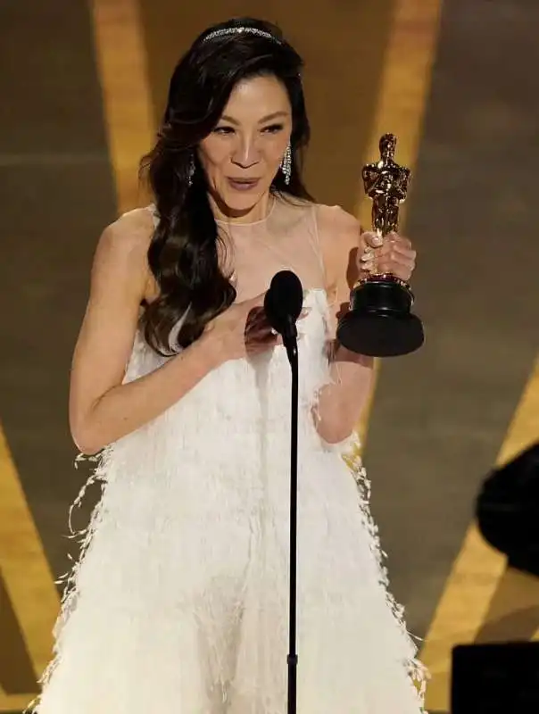 michelle yeoh   oscar 2023   4