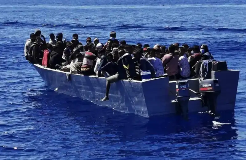 MIGRANTI AL LARGO DI LAMPEDUSA