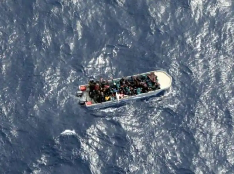 MIGRANTI - BARCONE ALLA DERIVA IN LIBIA