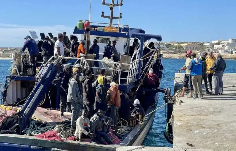 MIGRANTI SBARCANO A LAMPEDUSA