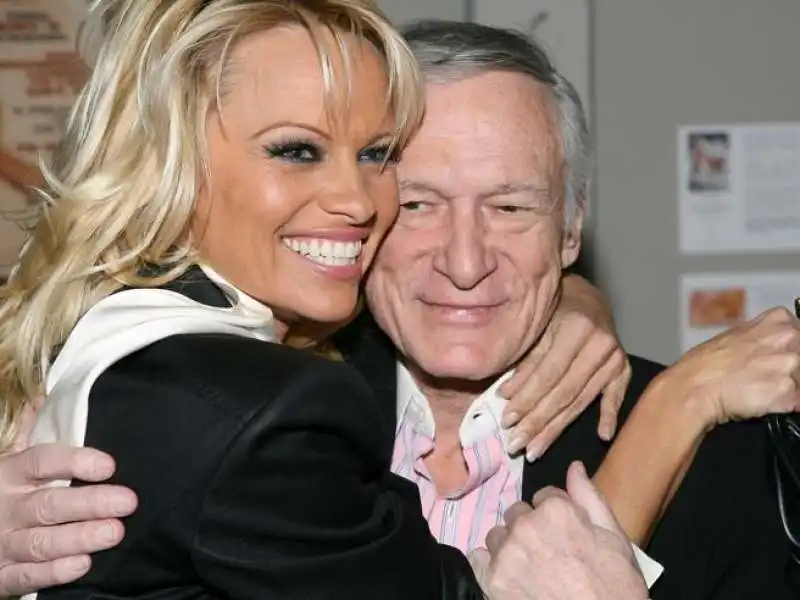 pamela anderson co hugh hefner nel 2007 