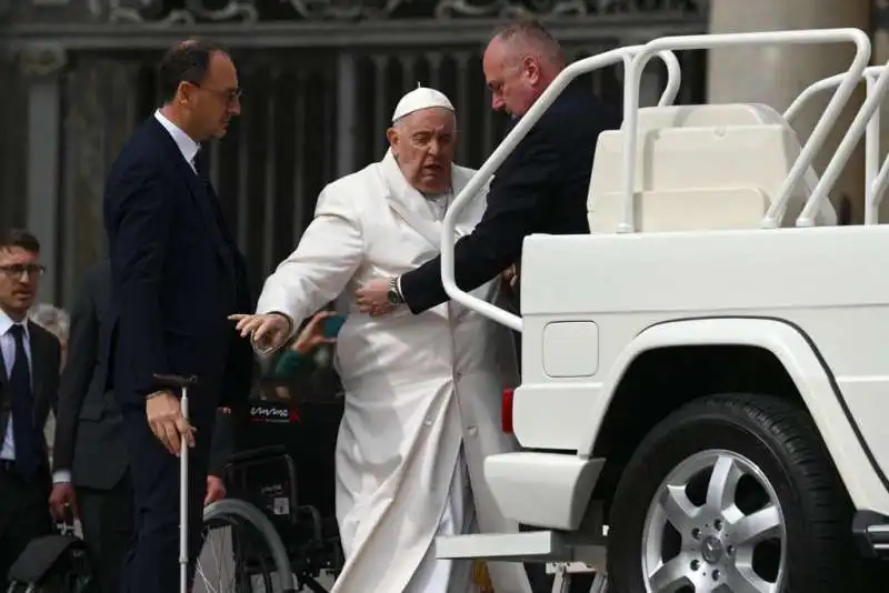 papa francesco e, a sinistra, l infermiere Massimiliano Strappetti