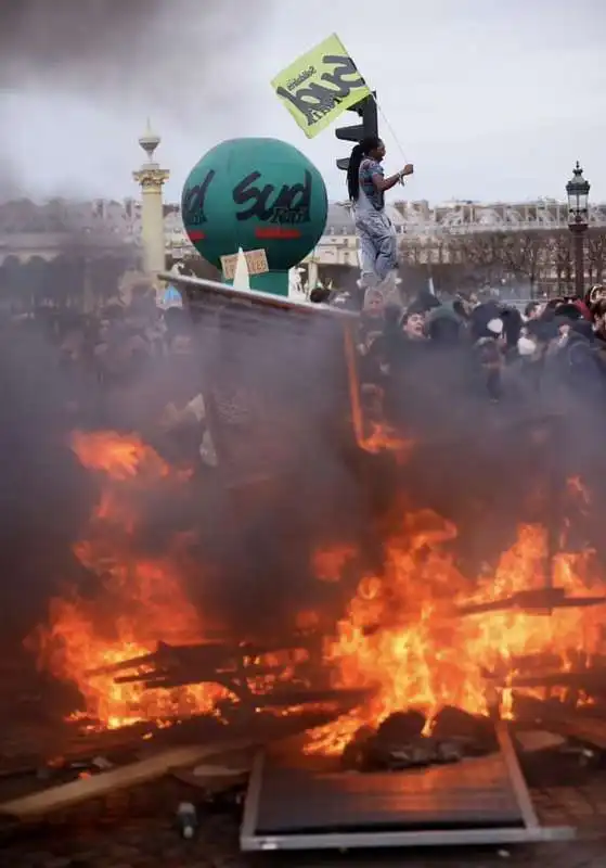 parigi, proteste contro la riforma delle pensioni   11