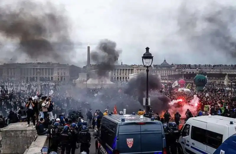 parigi, proteste contro la riforma delle pensioni   15