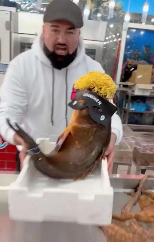 pesce osimhen in una pescheria di napoli   5