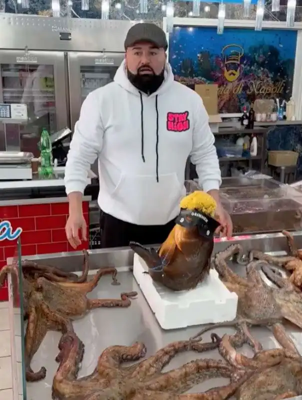 pesce osimhen in una pescheria di napoli   6