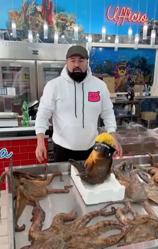 pesce osimhen in una pescheria di napoli   7