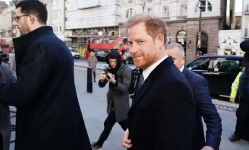 principe harry a londra per udienza contro il daily mail 2