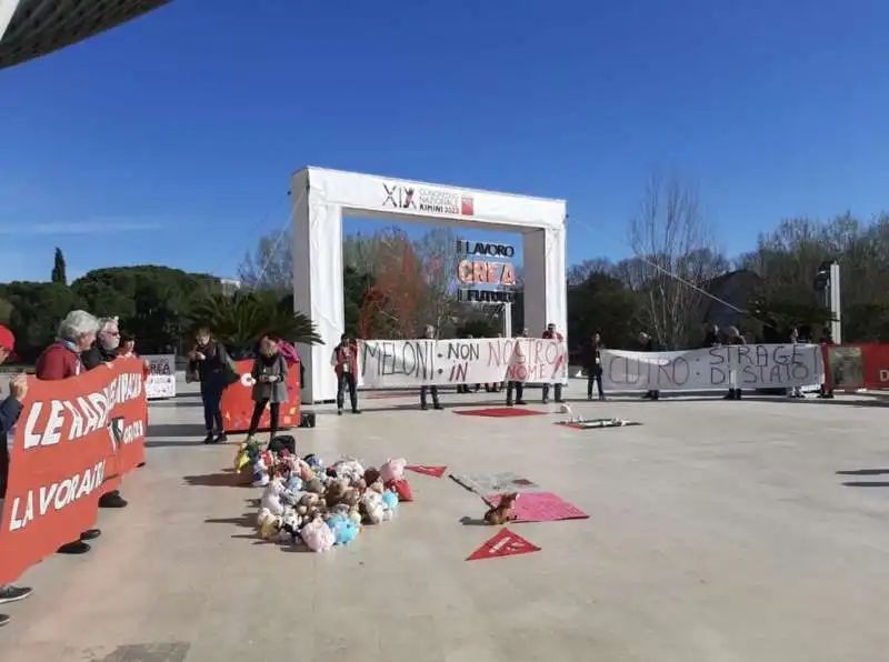 protesta contro giorgia meloni al congresso della cgil   4