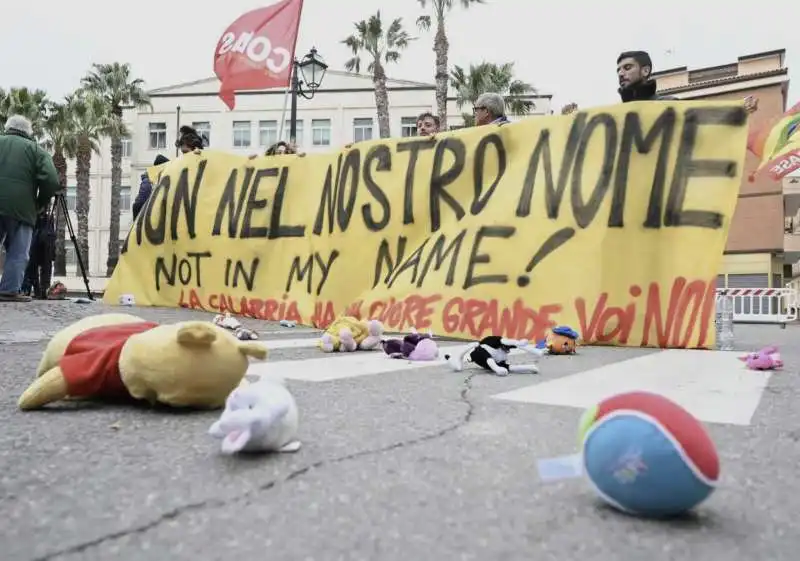 protesta contro il consiglio dei ministri a cutro  