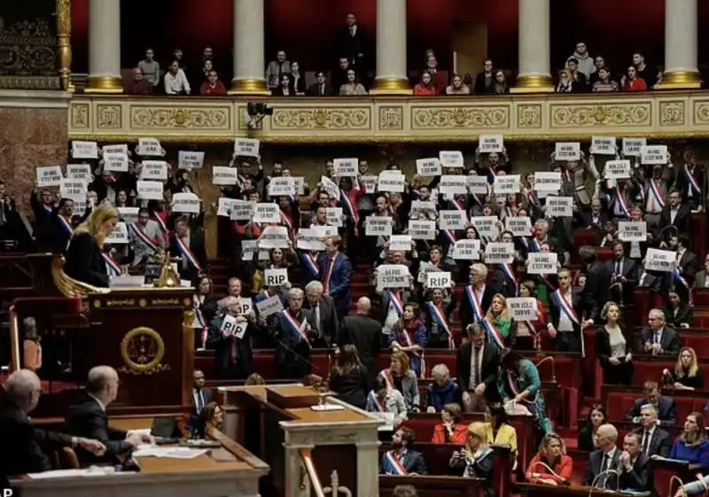 protesta in parlamento contro la riforma delle pensioni di macron 