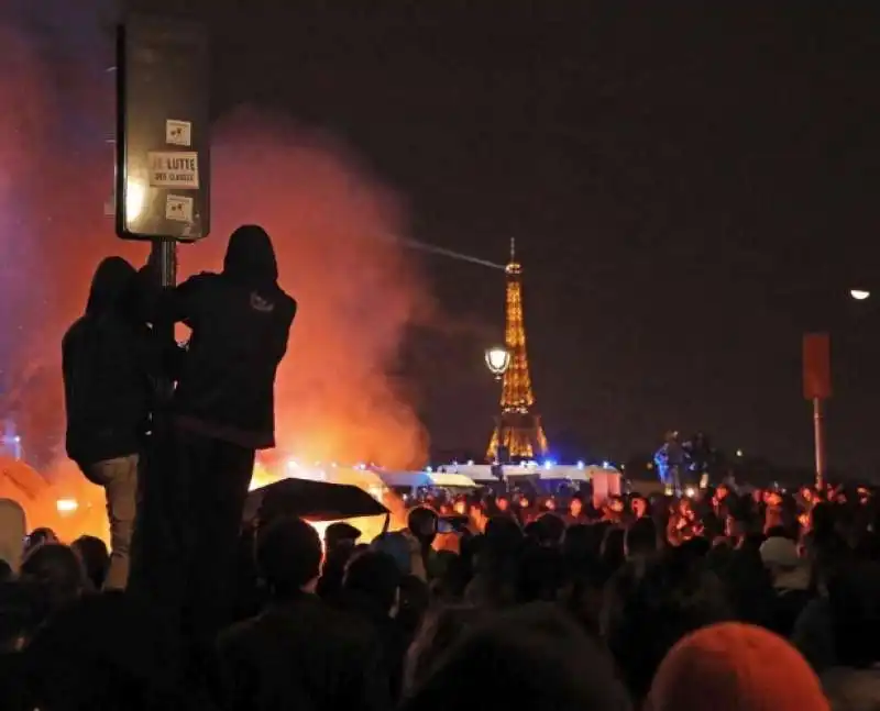 proteste a parigi contro la riforma delle pensioni di macron   1