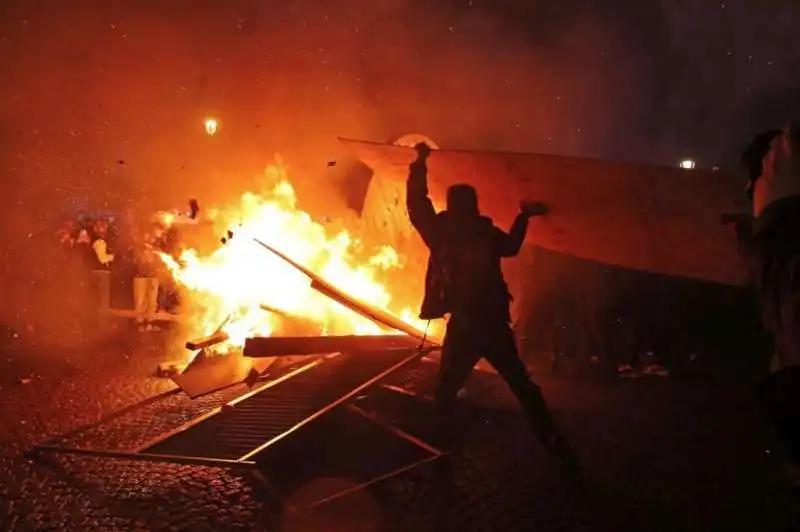 proteste a parigi contro la riforma delle pensioni di macron   2