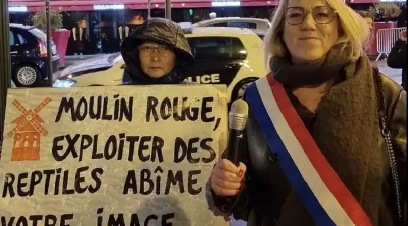 proteste degli animalisti davanti al moulin rouge 