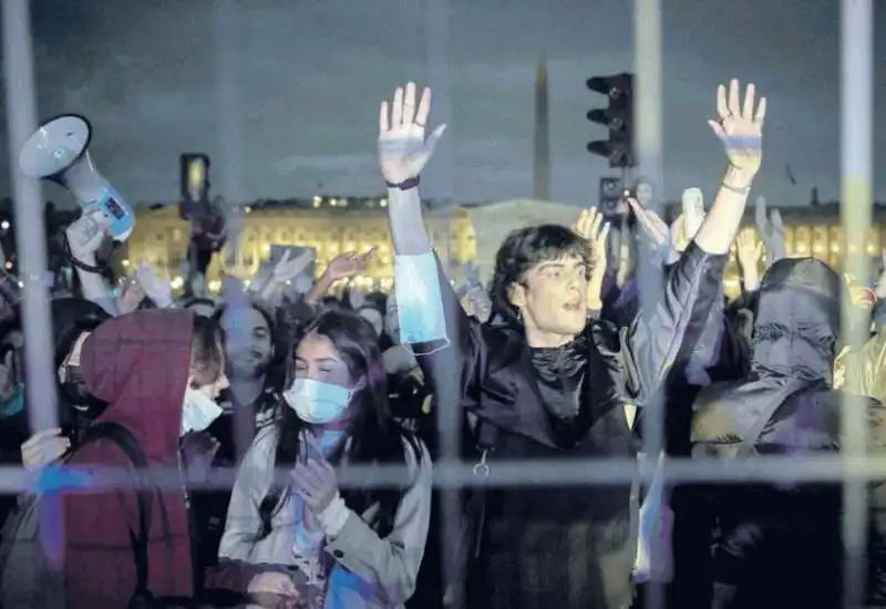 PROTESTE E BARRICATE A PARIGI CONTRO LA RIFORMA DELLE PENSIONI