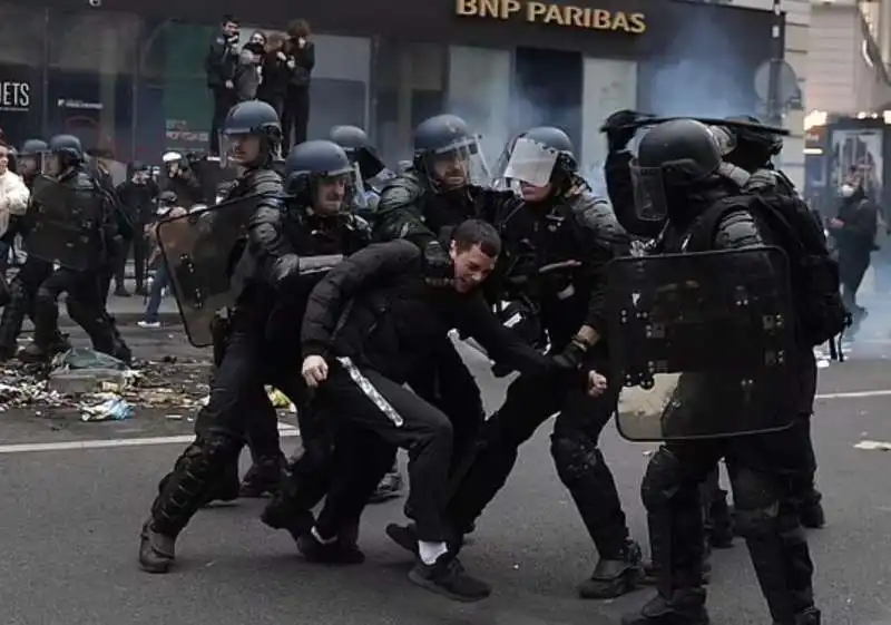 proteste in francia contro la riforma delle pensioni di macron   1