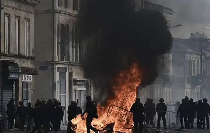 proteste in francia contro la riforma delle pensioni di macron   2