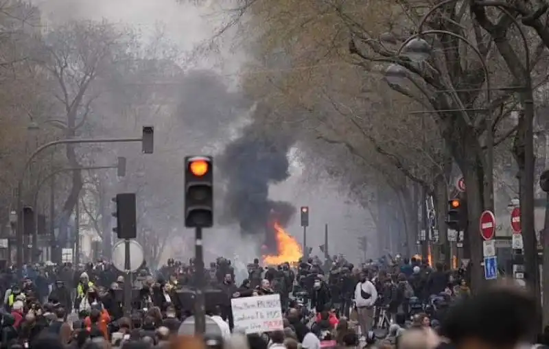 proteste in francia contro la riforma pensioni 3