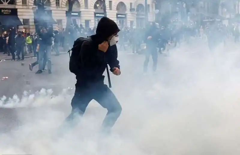 proteste in francia contro la riforma pensioni 7