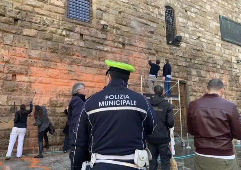 pulizia di palazzo vecchio dopo imbrattamento 1