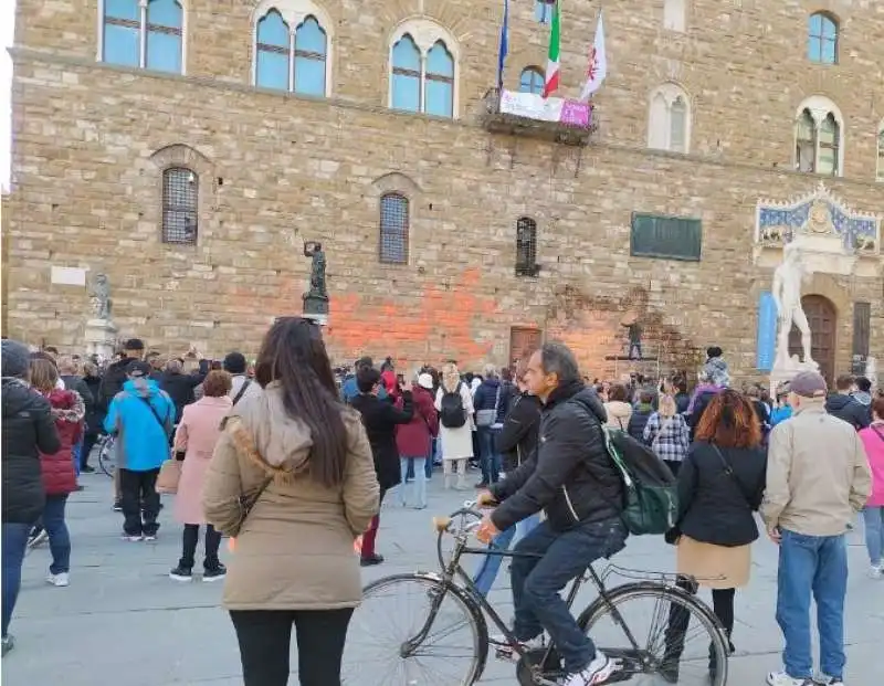 pulizia di palazzo vecchio dopo imbrattamento 2