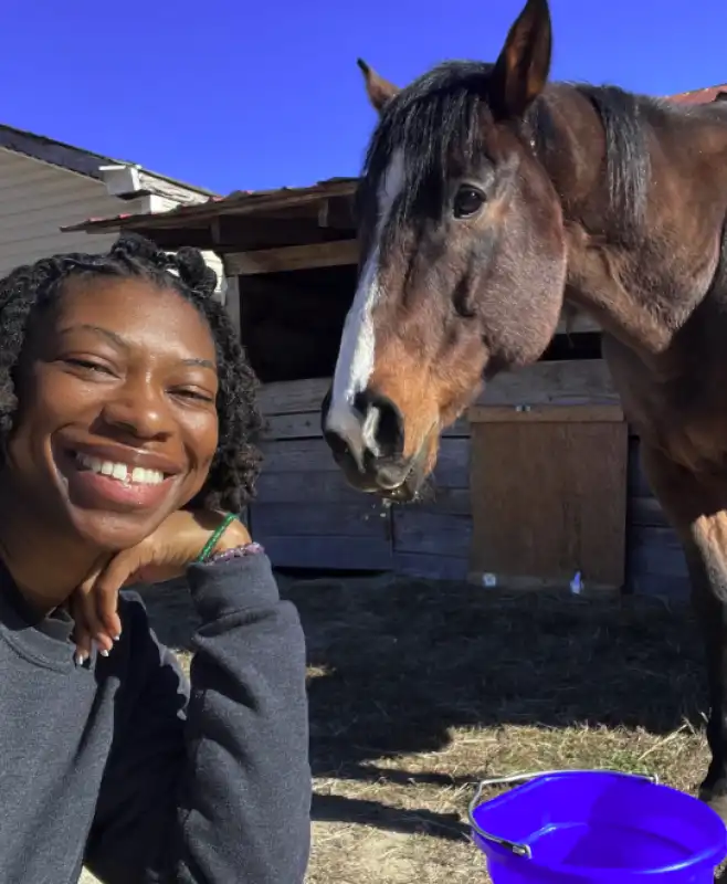 ragazza con i capelli afro a cavallo 1