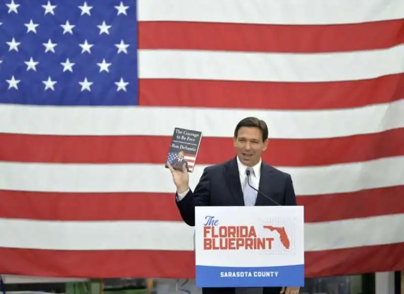 RON DESANTIS CON IL SUO LIBRO