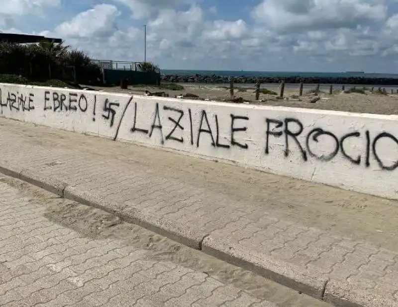 scritte antisemite contro i tifosi laziali a fiumicino