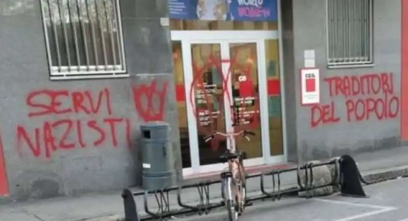 SCRITTE OFFENSIVE SULLA FACCIATA DELLA SEDE DELLA CGIL DI BRESCIA