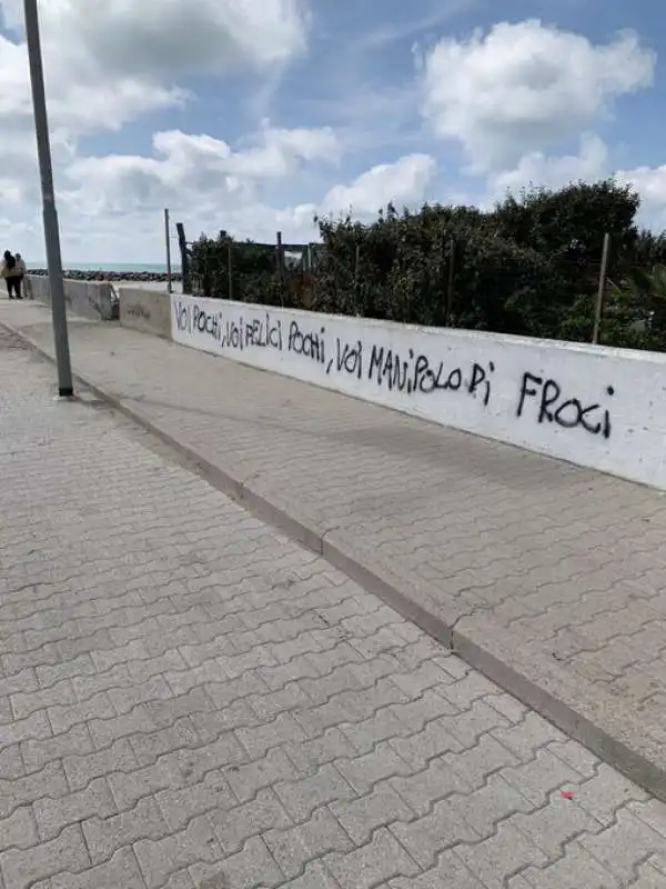 scritte omofobe contto i tifosi laziali a fiumicino