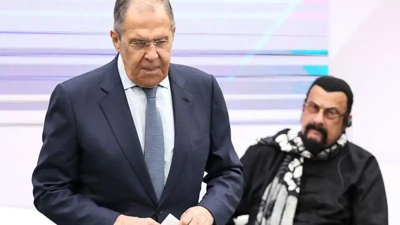 sergej lavrov e steven seagal al congresso dei russofili a mosca